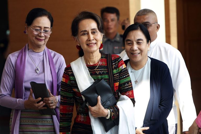 Suu Kyi volvió ayer a su país tras ir a La Haya