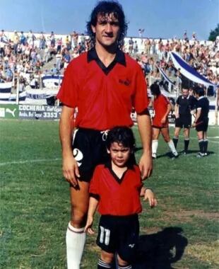 En Platense, con camiseta alternativa, junto a Alan, su hijo mayor, que luego jugaría en el Calamar.