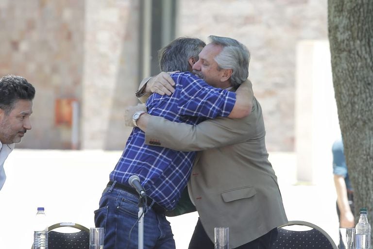 Máximo Kirchner abraza a Alberto Fernández en el acto de renovación de autoridades del PJ bonaerense