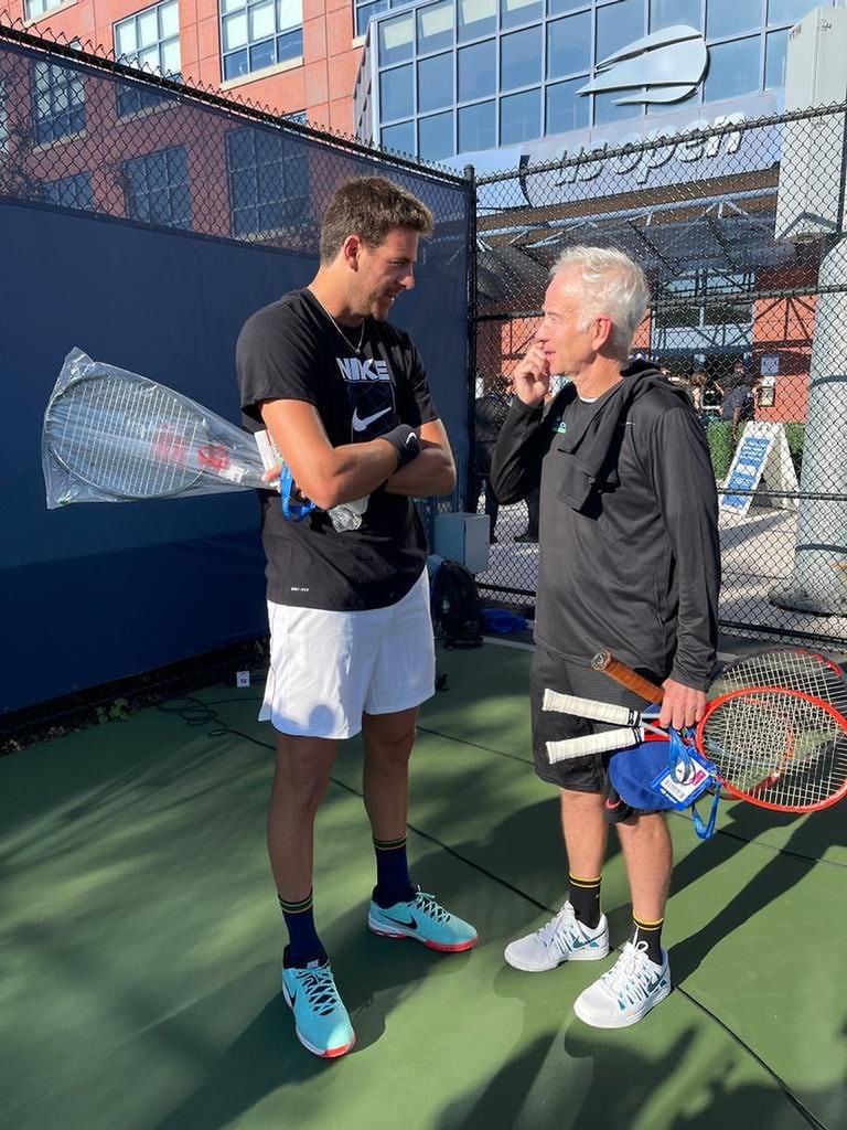 Juan Martín del Potro y John McEnroe en el US Open, el martes pasado: pelotearon en uno de los courts de práctica. 