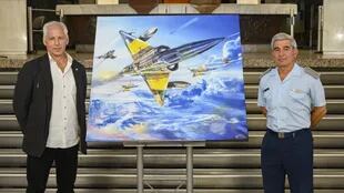 A la izquierda, el artista Javier de Aubeyzon; a la derecha, el jefe del Estado Mayor General de la Fuerza Aérea Argentina, el brigadier general Xavier Isaac; en el centro, la obra "Custodios eternos", donada a la Fuerza Aérea