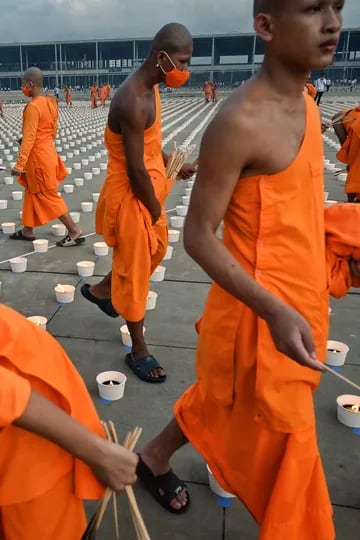 Monjes budistas encienden velas para conmemorar el Día de Visakha Bucha o el Día de Vesak, en el templo budista Wat Dhammakaya, en las afueras de Bangkok