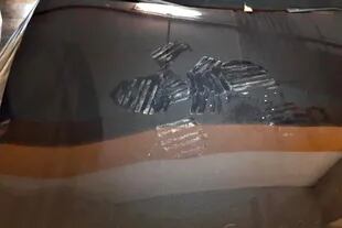 Las marcas halladas en el capot del auto