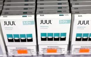 Los paquetes de cigarrillos electrónicos Juul se exhiben a la venta en la tienda Brazil Outlet el 22 de junio de 2022 en Los Ángeles, California.