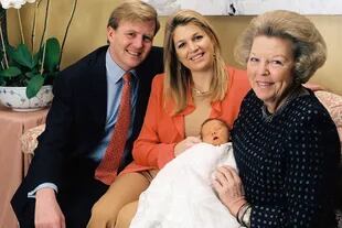 El 7 de diciembre de 2003, nació Catalina Amalia Beatrix Carmen Victoria de los Países Bajos. Para presentarla en sociedad, sus padres, los futuros reyes de Holanda, difundieron fotos de la bebé donde también aparecía su abuela, en ese momento la reina Beatriz de Holanda.