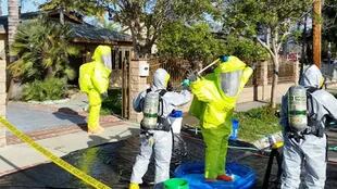 Investigadores examinan un laboratorio clandestino de Los Ángeles que habría usado químicos importados de China para fabricar acetilfentanilo.