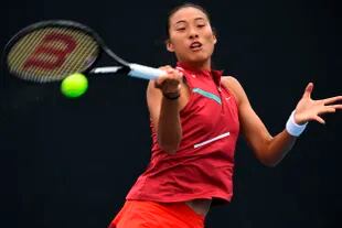 El drive de la china Zheng Qinwen, una joven de 19 años que llegó a semifinales en el ATP de Melbourne y tiene como fuente de inspiración a Roger Federer; este lunes se olvidó las reglas y festejó antes de tiempo en su partido de primera ronda del Australian Open ante la bielorrusa Alexandra Sasnovich