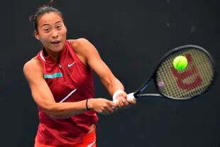 La joven china Zheng Qinwen durante su partido de primera ronda ante la bielorrusa Aleksandra Sasnovich