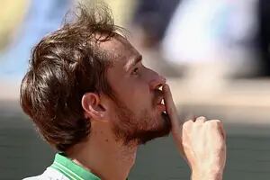 Medvedev se quejó de Roland Garros tras perder con el 172° del mundo, que venía de ser campeón en Buenos Aires