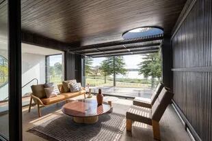 El extremo del sector social integrado es este balcón sobre el frente con vista al lago Monger. Se ambientó con una mesa y un sofá de la colección ‘Vimini’ y dos sillones ‘Band’, diseños de Patricia Urquiola para la firma española Kettal.