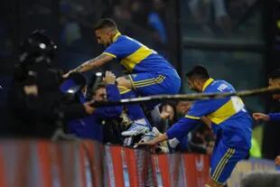 El momento en que Darío Benedetto salta hacia la popular Xeneize después de marcar el único gol del triunfo de Boca en el Superclásico