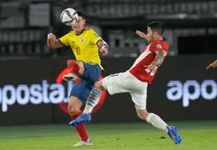 El colombiano James Rodríguez intenta progresar en un tramo del partido contra Paraguay; el 0-0 favoreció a la Argentina