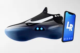 El ajuste de la zapatilla se puede hacer de forma manual con los botones luminosos laterales, o desde la aplicación móvil de Nike