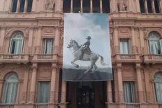 Una gigantografía del general San Martín decora la fachada de la Casa Rosada