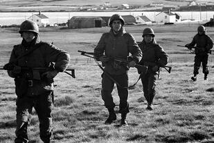 Soldados argentinos patrullan las islas durante la guerra de Malvinas