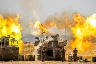 Una unidad de artillería israelí dispara contra objetivos en la Franja de Gaza, en la frontera israelí con Gaza, el miércoles 12 de mayo de 2021. (AP Foto/Yonatan Sindel)
