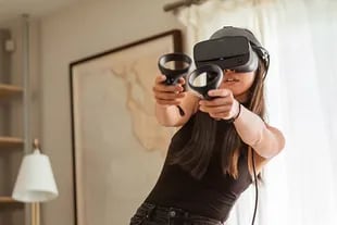 Oculus Rift S sigue siendo una versión cableada que necesita estar conectada a una PC y suma los sensores de movimiento al visor para un uso más preciso y sin accesorios adicionales