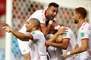 Wahbi Khazri celebra el segundo gol tunecino con sus compañeros