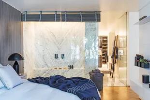 Revestimiento pared, bañadera, piso del baño en mármol de Carrara ‘Selección’ (Melgar Mármoles). Grifería ‘New Dominic’ (FV).