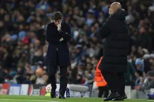 Mauricio Pochettino, un poco más preocupado que Pep Guardiola durante la primera parte del partido entre Manchester City y PSG
