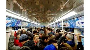 Viaje en el metro durante la hora pico en Moscú, Rusia