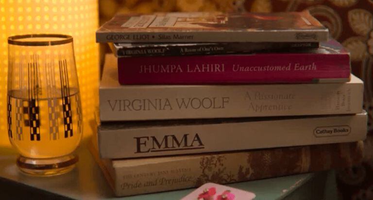 Los libros de Virginia Woolf, George Eliot, Jane Austen y Jhumpa Lahiri en la mesa de luz de Maeve Wiley, el personaje de Emma Mackey en Sex Education