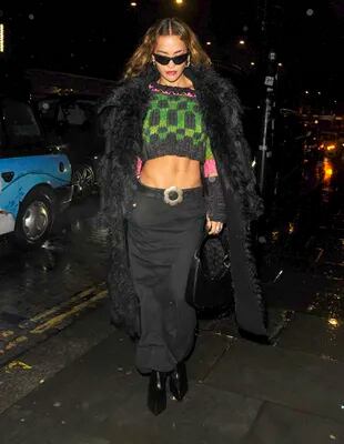 Rita Ora mostró llega a París en medio de la Semana de la Moda