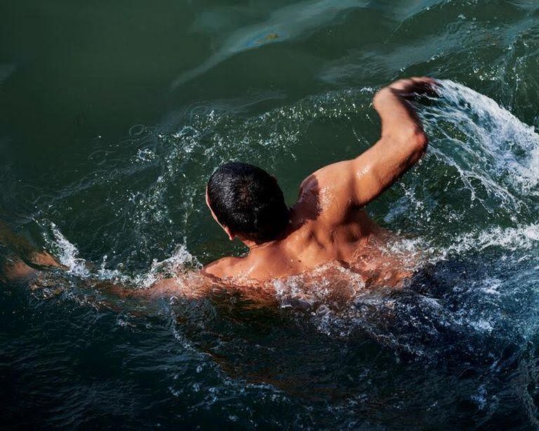 Participar en actividades acuáticas puede ayudarnos a entrar en un “estado de flujo”, calmando nuestra mente, dice el neurocientífico Ricardo Gil-da-Costa
Foto: John Francis Peters para el Wall Street Journal