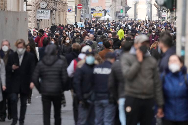Personas con mascarillas para protegerse contra el coronavirus en Vía del Corso en Roma, el 5 de enero del 2022. (Foto AP/Gregorio Borgia)