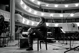 Ciro en un alto de la grabación de su próximo disco, junto a la Orquesta Filarmónica de Mendoza, en el teatro Independencia.