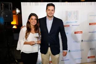 Premios Aliment.AR en la categoría Bebidas para Peñaflor, en la foto Martín Navesi y Natalia Palero