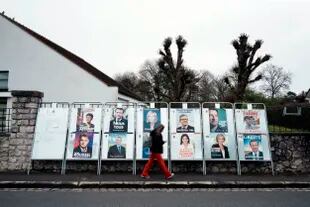 En total son doce los candidatos a la presidencia, reunidos en esta cartelera en París, aunque la gran mayoría no tienen la menor chance