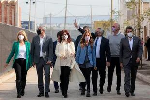 Cristina Kirchner encabezando la caminata de funcionarios hacia el acto de esta tarde en la Isla Maciel.