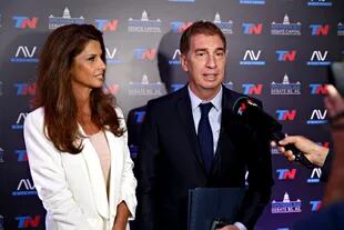 Diego Santilli y su esposa, Analía Maiorana, en el debate de TN