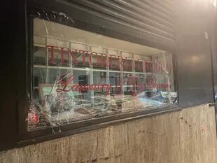 El frente de una tintorería quedó dañado tras los incidentes entre manifestantes y la policía de la Ciudad