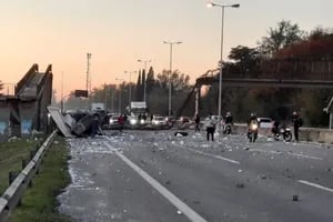 Un camión chocó un puente peatonal en el ramal Pilar de la Panamericana
