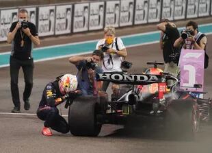El llanto de Verstappen tras coronarse en Abu Dhabi