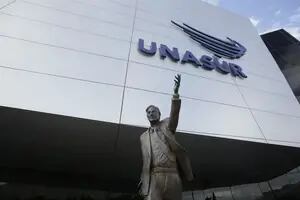 Unasur: la estatua de Néstor Kirchner fue retirada e irá a un depósito