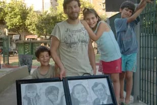 Gabriel Palesa mantiene a sus hijos vendiendo retratos y viven en un hotel