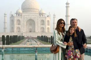 Macri, con Awada y su hija Antonia, en el Taj Mahal