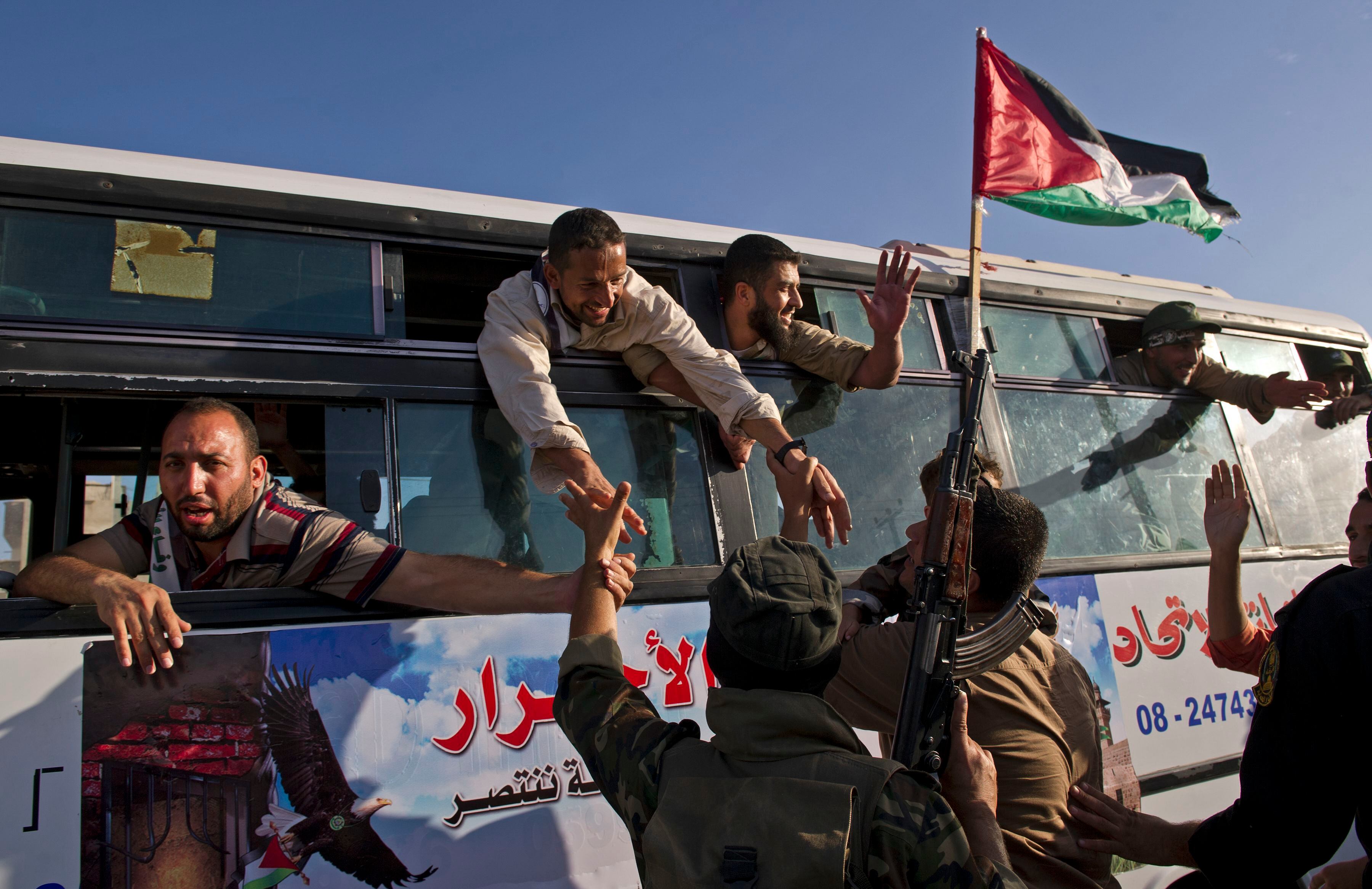 Palestinos celebran a un grupo de prisioneros liberados durante el intercambio de 2011