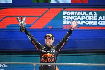La estrella de Red Bull escapó al laberinto de Singapur, donde se extraviaron Verstappen y Hamilton