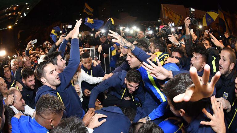 La euforia de los jugadores de Boca en la puerta del hotel de Bahía Blanca, donde siguieron el partido de Banfield y celebraron la victoria del Ciclón; el festejo en la cancha será hoy