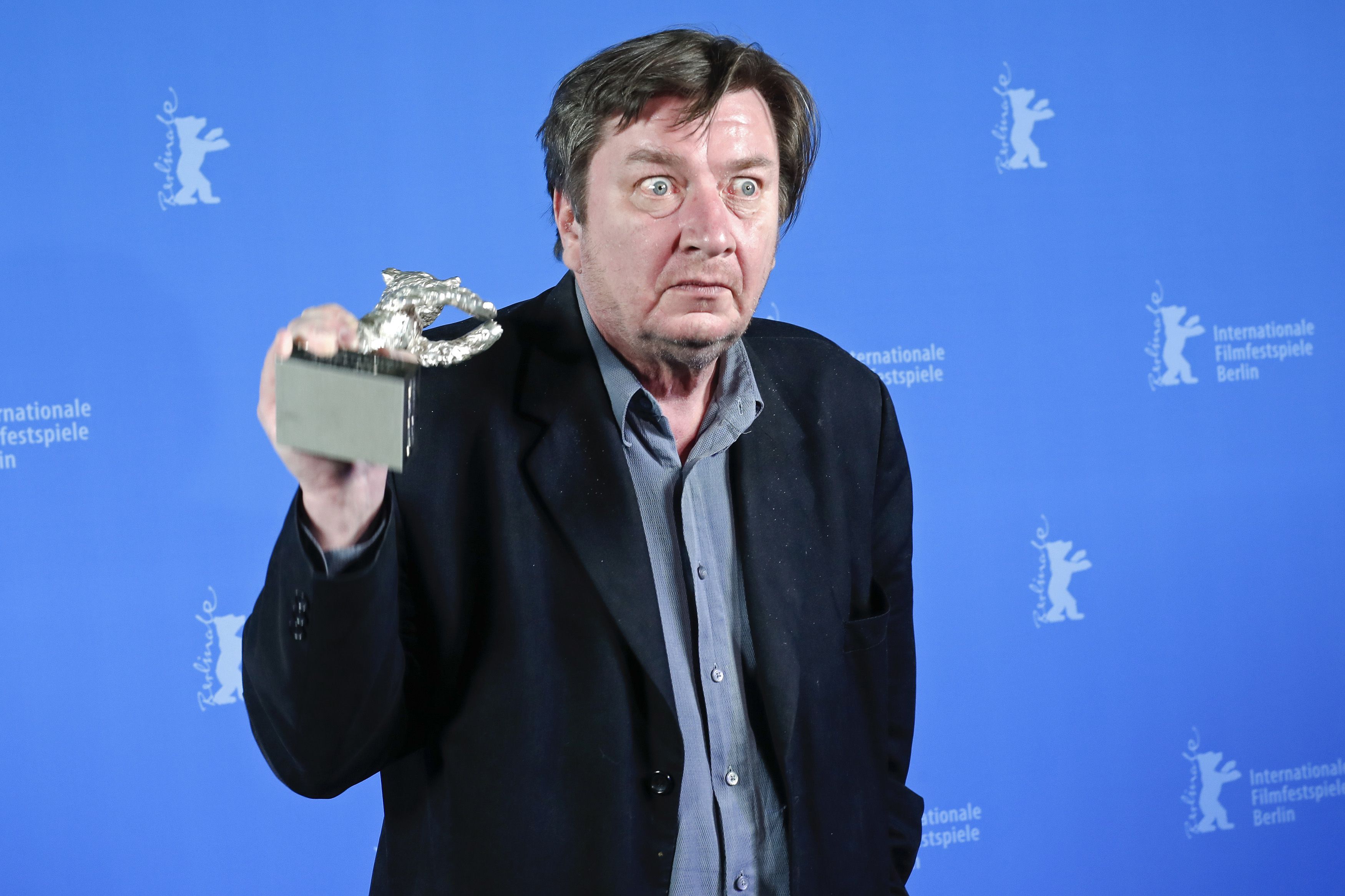 Kaurismaki con su León de Plata al mejor director por El otro lado de la esperanza, en el Festival de Berlín, en 2017 