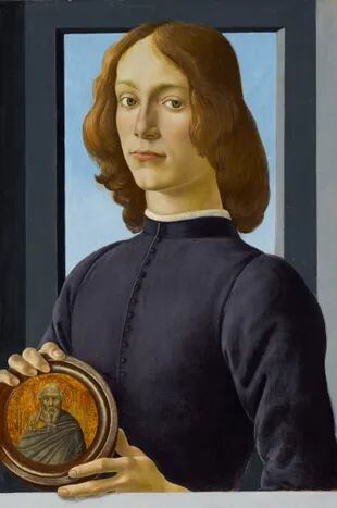 Retrato de un joven sosteniendo un medallón, pintura creada por Sandro Botticelli hace 550 años, se vendió el año pasado en Sotheby’s por 92,1 millones de dólares