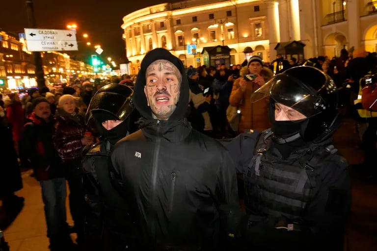 Oficiales de policía detienen a un manifestante durante una concentración en San Petersburgo, Rusia, el jueves 24 de febrero de 2022, luego del ataque de Rusia a Ucrania