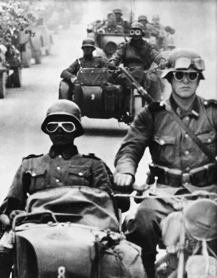 Una columna de Waffen-SS durante la invasión de la URSS, en 1941.