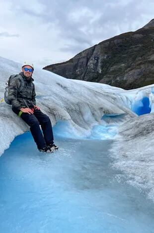 Gavito, el autor de la nota, con los crampones en un río interior del glaciar Moreno