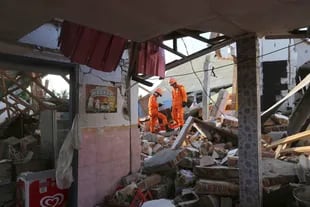 Las casa que quedaron dañadas con el terremoto de la semana pasada finalmente colapsaron y quedaron reducidas a una montaña de ladrillos