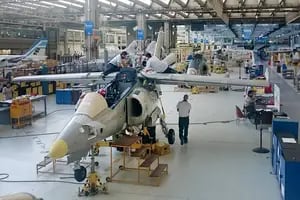 Comenzó una “reestructuración” con suspensiones y retiros voluntarios en la Fábrica Militar de Aviones en Córdoba